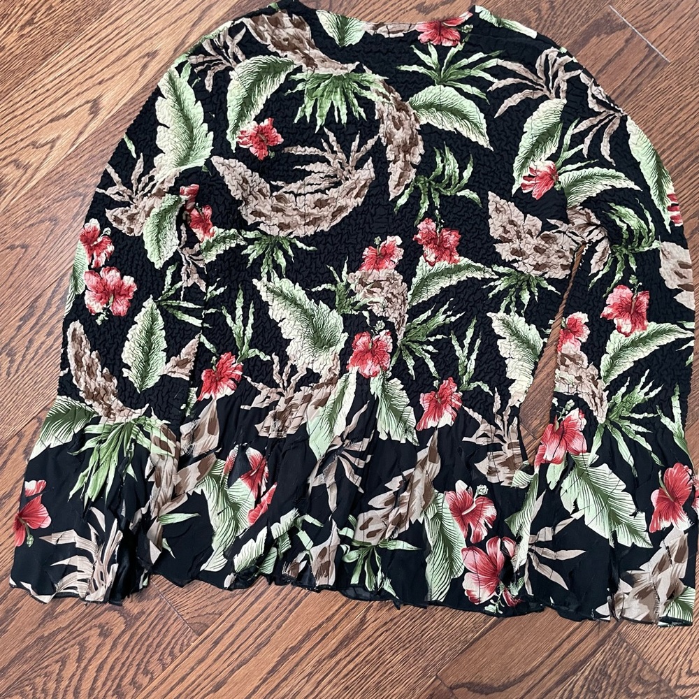 Beautiful, unique reversible blazer. Stretch bubble material. Ruffled borders. - Picture 4 of 8